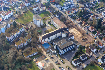 Chantier de construction pour la rénovation de l'Asklpios Südpfalzkliniken à Kandel dans le département Rhénanie-Palatinat, Allemagne d'en haut
