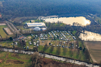 Plage et camping au centre de loisirs Moby Dick à Rülzheim dans le département Rhénanie-Palatinat, Allemagne d'en haut