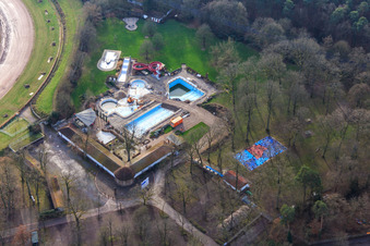 Vue aérienne de Piscine extérieure de la forêt de Herxheim sans eau dans les bassins en hiver à Herxheim bei Landau dans le département Rhénanie-Palatinat, Allemagne