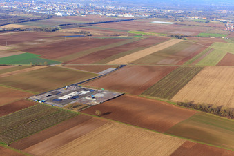 Chantier de construction du site de forage profond V20 de Vulcan Energy à Schleidberg pour l'extraction d'énergie géothermique et de lithium à Insheim dans le département Rhénanie-Palatinat, Allemagne depuis l'avion