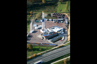 Vue aérienne de Plateforme de forage et chantier de construction d'une centrale géothermique à Insheim dans le département Rhénanie-Palatinat, Allemagne