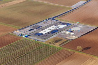 Vue d'oiseau de Chantier de construction du site de forage profond V20 de Vulcan Energy à Schleidberg pour l'extraction d'énergie géothermique et de lithium à Insheim dans le département Rhénanie-Palatinat, Allemagne