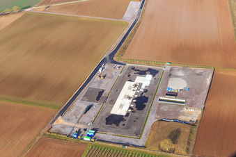 Chantier de construction du site de forage profond V20 de Vulcan Energy à Schleidberg pour l'extraction d'énergie géothermique et de lithium à Insheim dans le département Rhénanie-Palatinat, Allemagne vue du ciel
