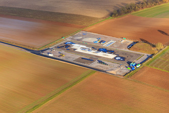 Enregistrement par drone de Chantier de construction du site de forage profond V20 de Vulcan Energy à Schleidberg pour l'extraction d'énergie géothermique et de lithium à Insheim dans le département Rhénanie-Palatinat, Allemagne