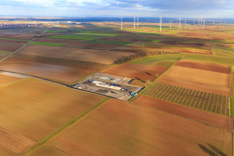 Image drone de Chantier de construction du site de forage profond V20 de Vulcan Energy à Schleidberg pour l'extraction d'énergie géothermique et de lithium à Insheim dans le département Rhénanie-Palatinat, Allemagne