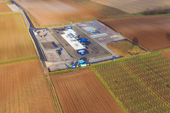Chantier de construction du site de forage profond V20 de Vulcan Energy à Schleidberg pour l'extraction d'énergie géothermique et de lithium à Insheim dans le département Rhénanie-Palatinat, Allemagne du point de vue du drone