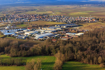 Vue aérienne de Zone industrielle de Horst vue du nord-ouest à le quartier Minderslachen in Kandel dans le département Rhénanie-Palatinat, Allemagne