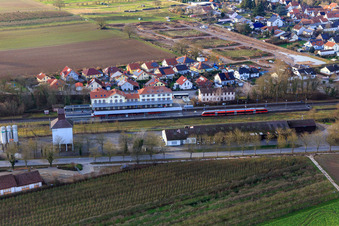 Vue aérienne de Bahnhofstraße et Am Bahnhof à Winden dans le département Rhénanie-Palatinat, Allemagne