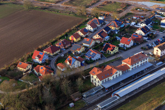 Vue aérienne de Bahnhofstraße et Am Bahnhof à Winden dans le département Rhénanie-Palatinat, Allemagne