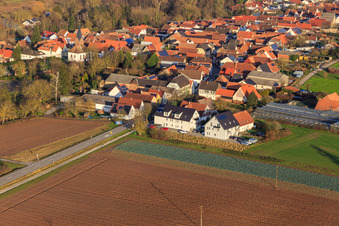 Vue aérienne de Entrée du village, rue principale depuis l'ouest à Winden dans le département Rhénanie-Palatinat, Allemagne
