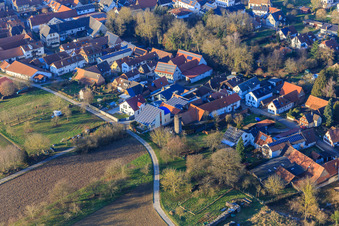 Vue aérienne de Toiture moderne sur maison individuelle optimisée pour le photovoltaïque à Dierbach dans le département Rhénanie-Palatinat, Allemagne
