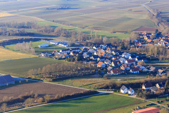 Vue aérienne de Wasgaustraße et terrain de sport à Dierbachalle à Dierbach dans le département Rhénanie-Palatinat, Allemagne