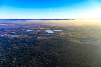 Vue aérienne de Vue de la ville depuis le nord sous l'inversion hivernale à le quartier Neulauterburg in Lauterbourg dans le département Bas Rhin, France