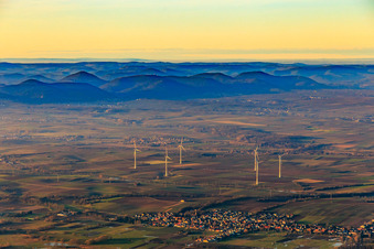 Vue aérienne de Parc éolien en hiver à Freckenfeld dans le département Rhénanie-Palatinat, Allemagne