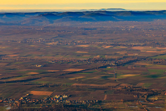 Vue aérienne de Vue de la ville depuis le sud en hiver avec vue sur le Donnersberg à Winden dans le département Rhénanie-Palatinat, Allemagne