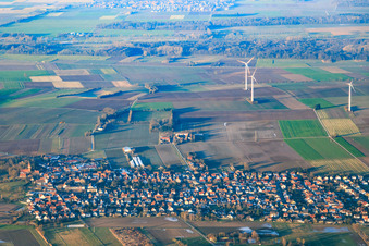 Vue aérienne de Parc éolien en hiver à Minfeld dans le département Rhénanie-Palatinat, Allemagne