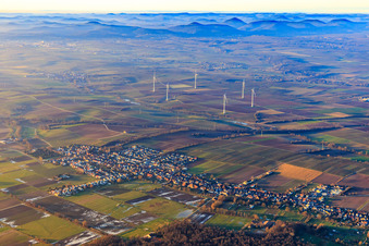 Vue aérienne de Parc éolien en hiver avec vue lointaine sur la forêt du Palatinat à Freckenfeld dans le département Rhénanie-Palatinat, Allemagne