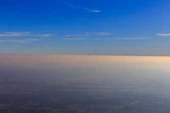 Vue aérienne de Un brouillard épais recouvre les plaines du Rhin, y compris le nord de la Forêt-Noire jusqu'à la Hornisgrinde - vue depuis Landau à le quartier Queichheim in Landau in der Pfalz dans le département Rhénanie-Palatinat, Allemagne