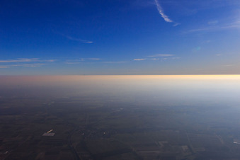 Vue aérienne de Un brouillard épais recouvre les plaines du Rhin, y compris le nord de la Forêt-Noire jusqu'à la Hornisgrinde - vue depuis Landau à le quartier Queichheim in Landau in der Pfalz dans le département Rhénanie-Palatinat, Allemagne