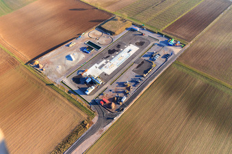 Chantier de construction du site de forage profond V20 de Vulcan Energy à Schleidberg pour l'extraction d'énergie géothermique et de lithium à Insheim dans le département Rhénanie-Palatinat, Allemagne vu d'un drone