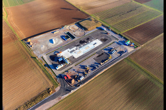 Vue aérienne de Chantier de construction du site de forage profond V20 de Vulcan Energy à Schleidberg pour l'extraction d'énergie géothermique et de lithium à Insheim dans le département Rhénanie-Palatinat, Allemagne