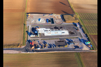 Photographie aérienne de Chantier de construction du site de forage profond V20 de Vulcan Energy à Schleidberg pour l'extraction d'énergie géothermique et de lithium à Insheim dans le département Rhénanie-Palatinat, Allemagne