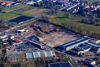 Vue aérienne de Chantier de construction pour le développement du nouveau parc logistique de HANSAINVEST et DFI-Real-Estate Kandel après la démolition du marché OBI à le quartier Minderslachen in Kandel dans le département Rhénanie-Palatinat, Allemagne