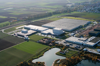 Vue aérienne de Complexe immobilier et terrain du centre logistique de Mercedes Benz et Prowell dans le parc industriel Interpark à Offenbach an der Queich dans le département Rhénanie-Palatinat, Allemagne