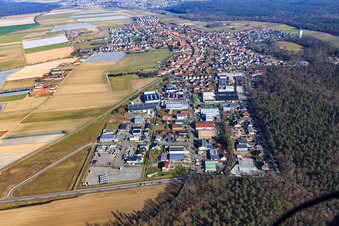 Vue aérienne de Zone industrielle de Geräutäcker avec Schubbert Transporte GmbH & Co.KG (matériaux en vrac, élimination des déchets, terrassement et travaux de démolition) et Ulrich Walter Reifenhandel à Hatzenbühl dans le département Rhénanie-Palatinat, Allemagne