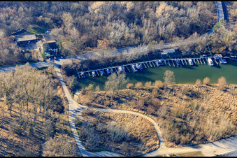 Vue aérienne de Restaurant Rheinschänke au port de plaisance du CNK-Leimersheim eV à Leimersheimer Altrhein à Leimersheim dans le département Rhénanie-Palatinat, Allemagne
