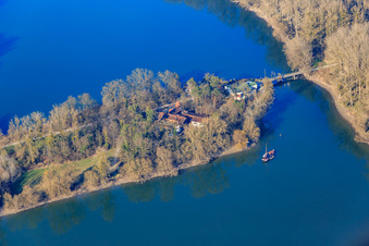 Vue aérienne de Île Rott avec restaurant Île Rott sur le Rhin et club de pêche de Hochstetten à Linkenheim-Hochstetten dans le département Bade-Wurtemberg, Allemagne