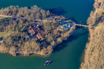 Vue aérienne de Île Rott avec restaurant Île Rott sur le Rhin et club de pêche de Hochstetten à Linkenheim-Hochstetten dans le département Bade-Wurtemberg, Allemagne
