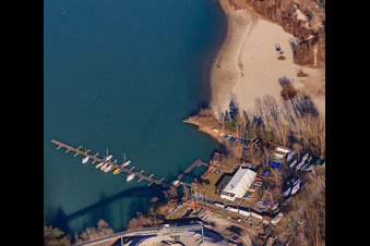 Vue aérienne de Quai à bateaux au lac de la carrière à le quartier Liedolsheim in Dettenheim dans le département Bade-Wurtemberg, Allemagne