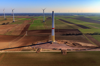 Vue aérienne de Repowering dans le parc éolien de Gollenberg II à Knittelsheim dans le département Rhénanie-Palatinat, Allemagne