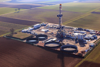 Vue aérienne de Plateforme de forage du site de forage profond V20 de Vulcan Energy à Schleidberg pour l'extraction d'énergie géothermique et de lithium à Insheim dans le département Rhénanie-Palatinat, Allemagne