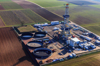 Photographie aérienne de Plateforme de forage du site de forage profond V20 de Vulcan Energy à Schleidberg pour l'extraction d'énergie géothermique et de lithium à Insheim dans le département Rhénanie-Palatinat, Allemagne