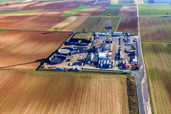 Plateforme de forage du site de forage profond V20 de Vulcan Energy à Schleidberg pour l'extraction d'énergie géothermique et de lithium à Insheim dans le département Rhénanie-Palatinat, Allemagne d'en haut