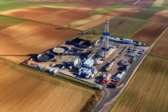 Plateforme de forage du site de forage profond V20 de Vulcan Energy à Schleidberg pour l'extraction d'énergie géothermique et de lithium à Insheim dans le département Rhénanie-Palatinat, Allemagne hors des airs