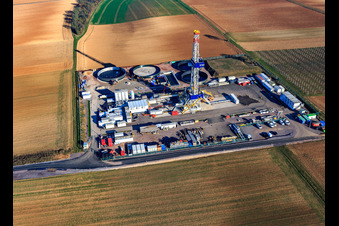 Plateforme de forage du site de forage profond V20 de Vulcan Energy à Schleidberg pour l'extraction d'énergie géothermique et de lithium à Insheim dans le département Rhénanie-Palatinat, Allemagne vue d'en haut