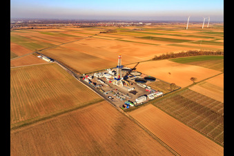 Plateforme de forage du site de forage profond V20 de Vulcan Energy à Schleidberg pour l'extraction d'énergie géothermique et de lithium à Insheim dans le département Rhénanie-Palatinat, Allemagne depuis l'avion