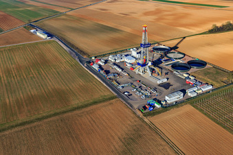 Vue d'oiseau de Plateforme de forage du site de forage profond V20 de Vulcan Energy à Schleidberg pour l'extraction d'énergie géothermique et de lithium à Insheim dans le département Rhénanie-Palatinat, Allemagne