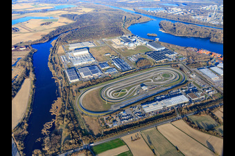 Vue aérienne de Zone industrielle d'Oberwald avec le site d'essai de camions Daimler EVZ à Wörth am Rhein dans le département Rhénanie-Palatinat, Allemagne