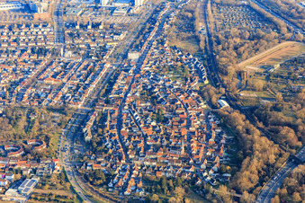 Vue aérienne de Vue de la ville depuis le nord-est à le quartier Knielingen in Karlsruhe dans le département Bade-Wurtemberg, Allemagne
