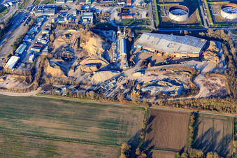 Vue aérienne de BEB Bioenergie Baden GmbH et Peter Gross Umwelt GmbH & Co. KG dans la Nördliche Raffineriestraße à le quartier Knielingen in Karlsruhe dans le département Bade-Wurtemberg, Allemagne