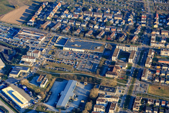 Vue aérienne de Branche locale de l'Agence de secours technique Edeka Rees, dm-drogerie markt et Autohaus Geisser GmbH - Volvo à le quartier Knielingen in Karlsruhe dans le département Bade-Wurtemberg, Allemagne