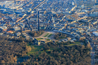 Vue aérienne de Jardin du château et château Karlsruhe vus du nord à le quartier Innenstadt-West in Karlsruhe dans le département Bade-Wurtemberg, Allemagne