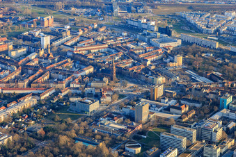 Vue aérienne de Porte de Durlach vue du nord avec l'église Saint-Bernard à le quartier Oststadt in Karlsruhe dans le département Bade-Wurtemberg, Allemagne