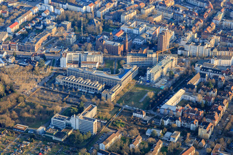 Vue aérienne de Haid-und-Neu-Straße avec l'Institut Max Rubner, l'Institut Fraunhofer d'optronique, de technologies de systèmes et d'exploitation d'images IOSB et Technologiefabrik Karlsruhe GmbH à le quartier Oststadt in Karlsruhe dans le département Bade-Wurtemberg, Allemagne