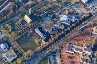 Vue aérienne de Église Emmaüs, lycée Otto Hahn et école Waldorf gratuite Karlsruhe à le quartier Waldstadt in Karlsruhe dans le département Bade-Wurtemberg, Allemagne
