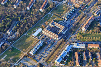 Vue aérienne de Centre avec BBBank, Sparkasse, EDEKA Behrens à le quartier Waldstadt in Karlsruhe dans le département Bade-Wurtemberg, Allemagne